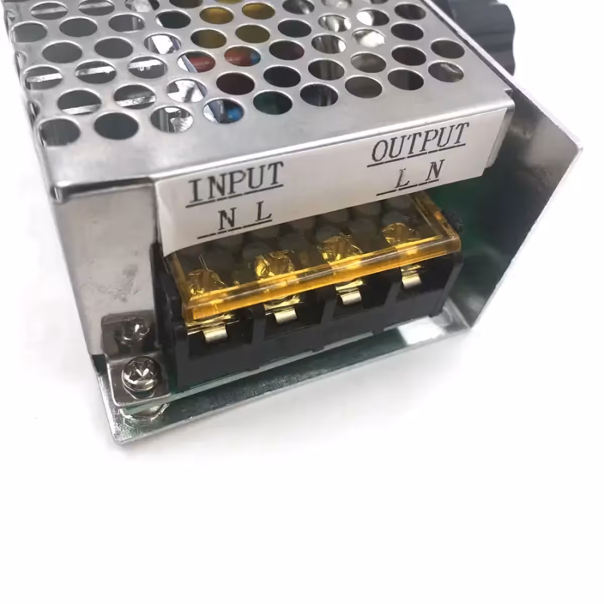 Šoninių AC įėjimo ir išėjimo jungčių vaizdas