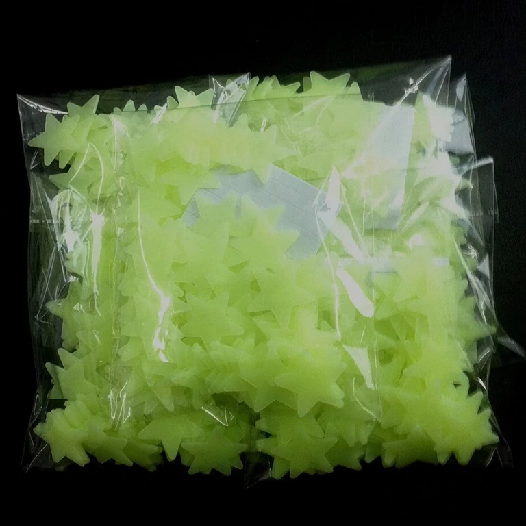 Vaikų kambario dekoracija su fosforescuojančiomis žvaigždutėmis