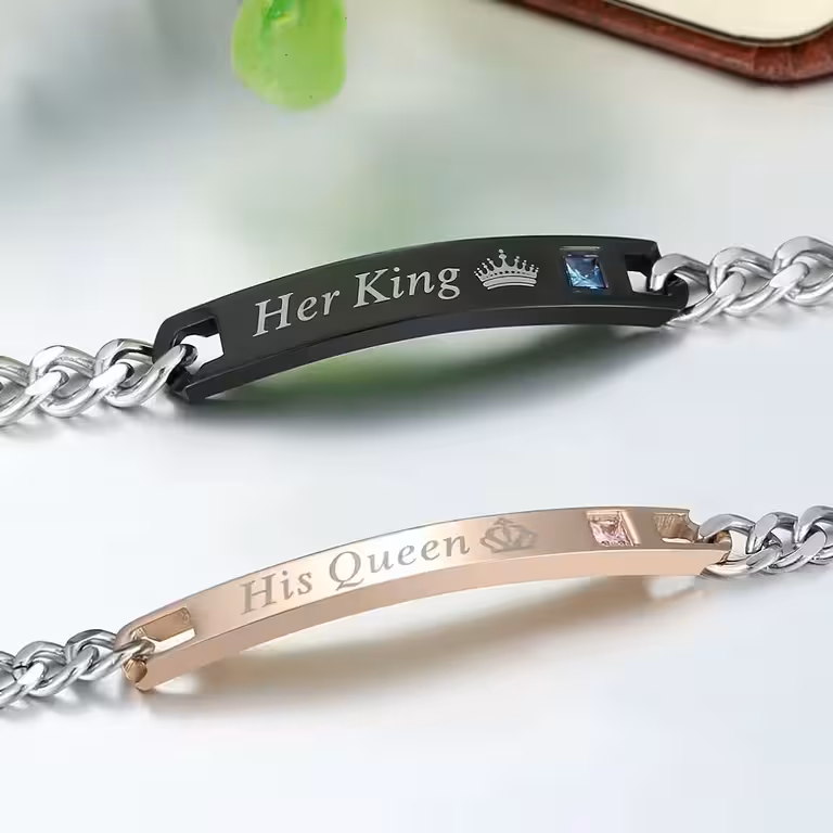 Poros apyrankių rinkinys „Her King & His Queen“ – Graviruojamas nerūdijančio plieno aksesuaras mylintiems