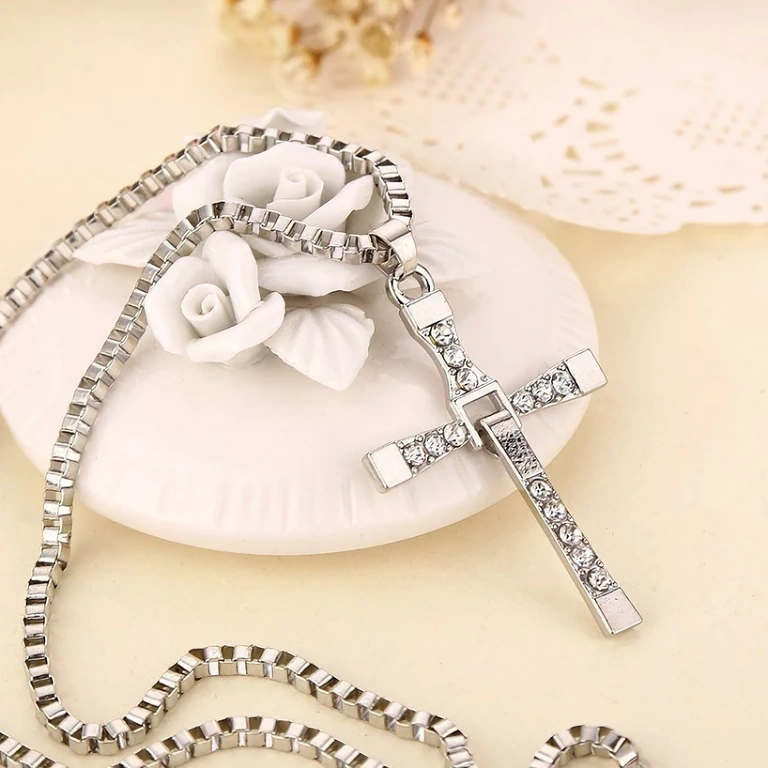 Automobilinis ir miesto aksesuaras – kryžius su dirbtiniais akmenimis