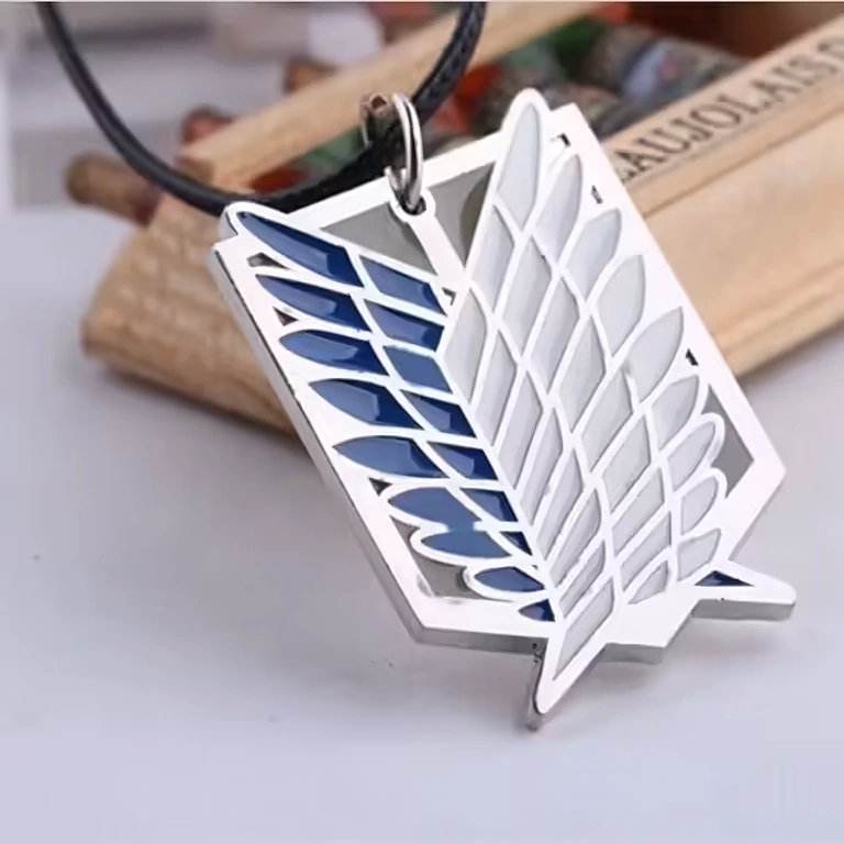 Anime pakabukas su sidabriniu Attack on Titan medalionu