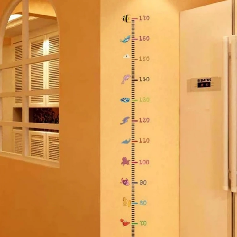 Vaikų kambario sieninis aukščio matuoklis Spalvotas sieninis ūgio matuoklis – puikus vaikų kambario dekorui