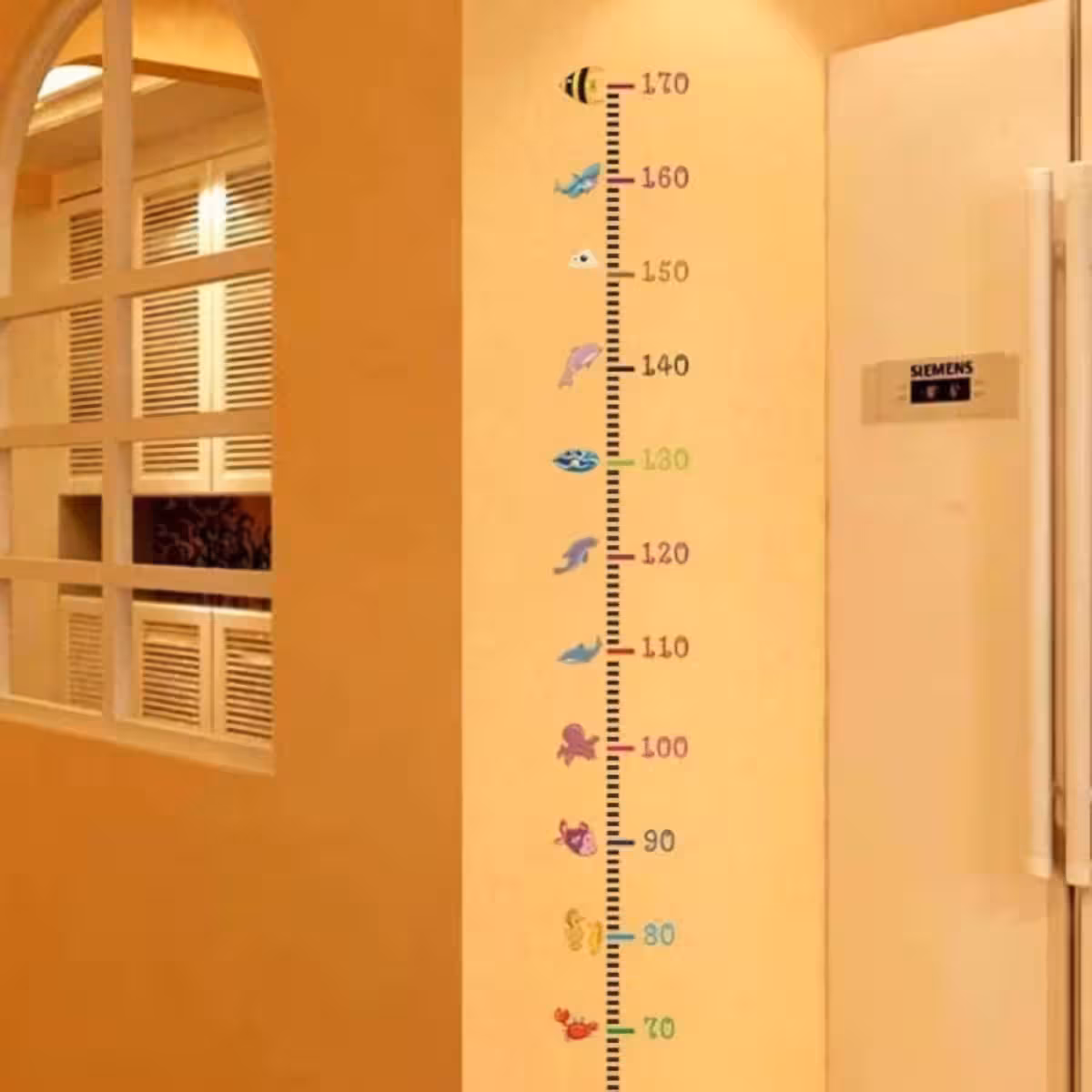 Spalvotas sieninis ūgio matuoklis – puikus vaikų kambario dekorui