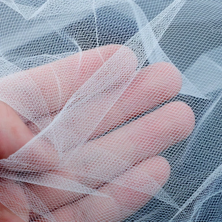 Baltas šydas su šukele, tinka laisvoms ar kuodais šukuosenoms