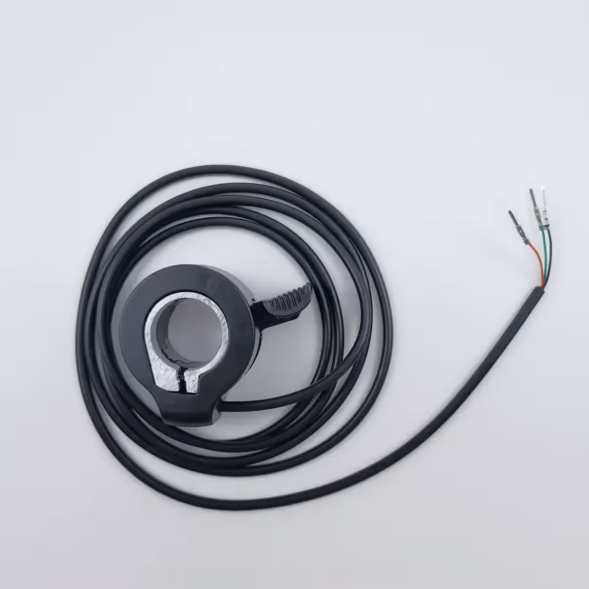 Akceleratoriaus rankena su raudonu, juodu ir žaliu laidu, suderinama su įvairiomis įtampomis