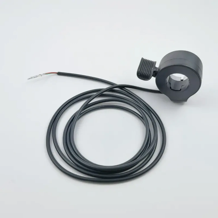 Universalus dviračio akseleratoriaus jungtis Akceleratoriaus rankenos laidų detalės: raudonas 5V, juodas GND, žalias signalas