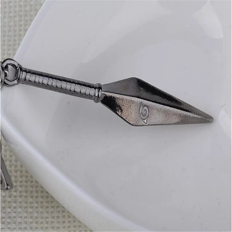 Metalinis Kunai pakabukas su odine grandinėlė