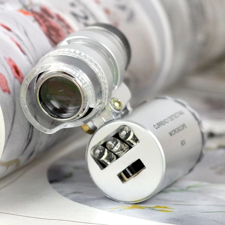 Nešiojamas mikroskopas su LED ir ultravioletine šviesa Kompaktiškas nešiojamas mikroskopas su LED ir UV lempa detalėms tikrinti