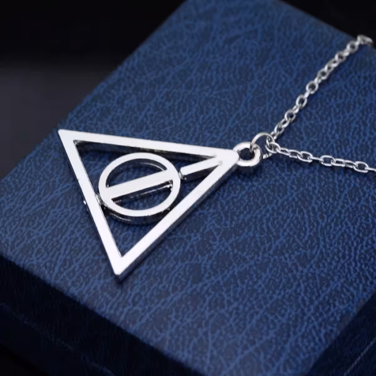 Fanų merchandise grandinėlė su Deathly Hallows simboliu