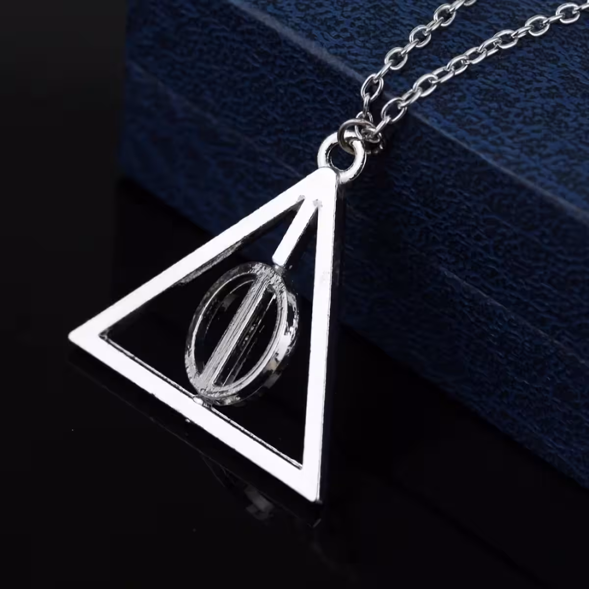 Sidabrinis medalionas su Deathly Hallows simboliu