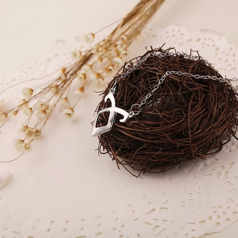 Grandinėlė su rouna – City of Bones, sidabrinė spalva Runinis medalionas su angeliniu simboliu, iš City of Bones filmo