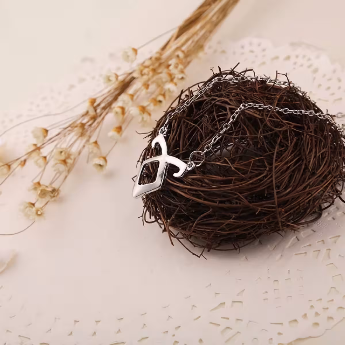 Runinis medalionas su angeliniu simboliu, iš City of Bones filmo