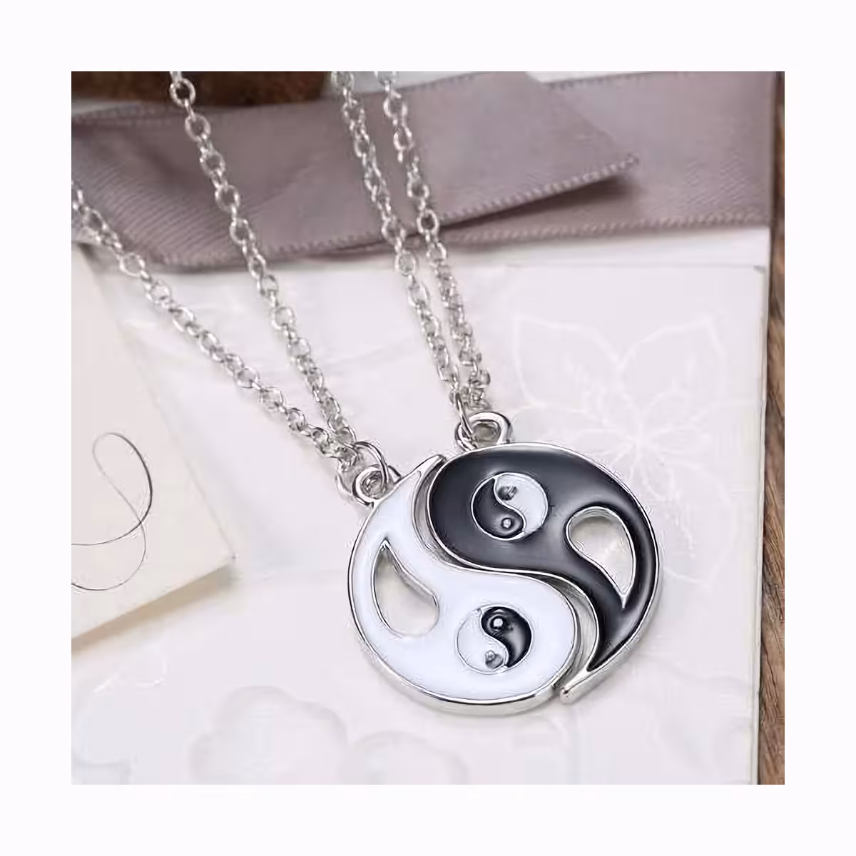 Medalionas su gilia reikšme – priešingybių traukos simbolis