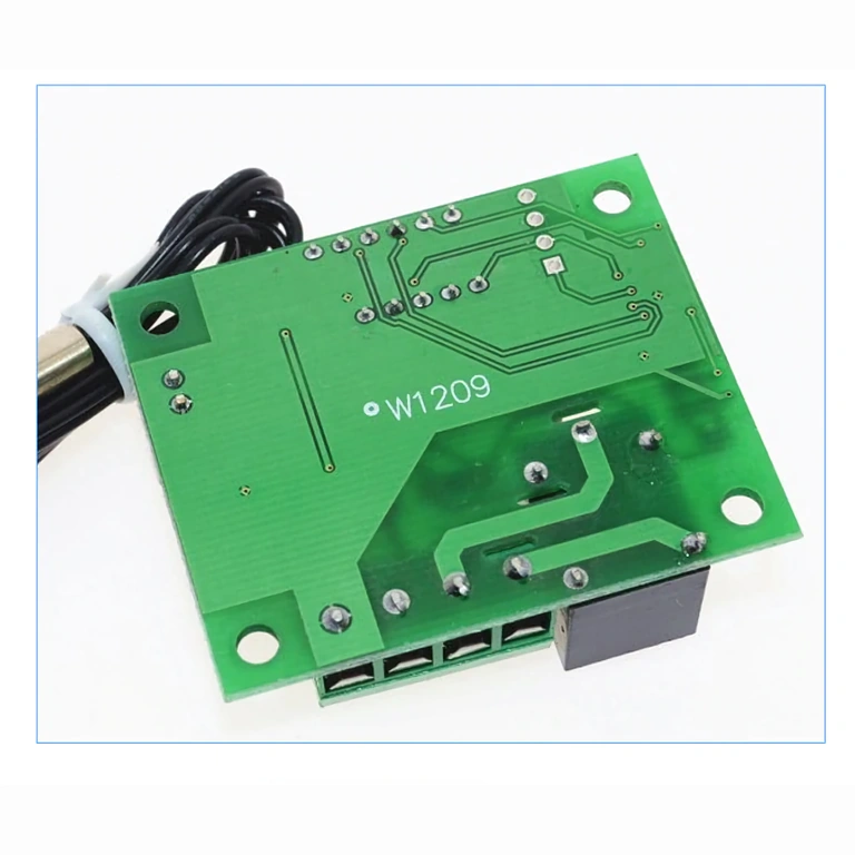 Galinė W1209 pusė – relė ir kaiščiai Termostato plokštės galinės dalies vaizdas su jungčių pin’ais