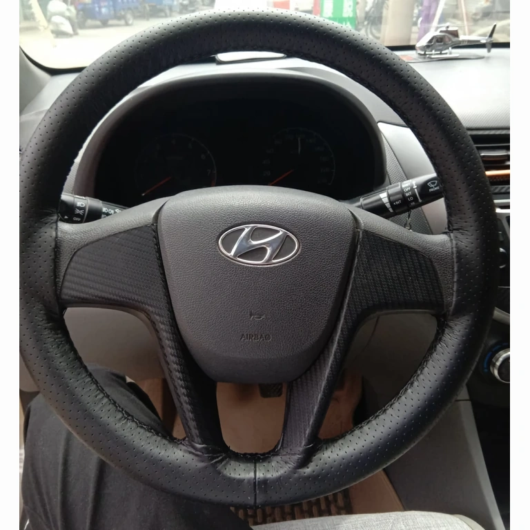 Juoda tekstūruota odinė vairo apsauga komfortiškam vairavimui