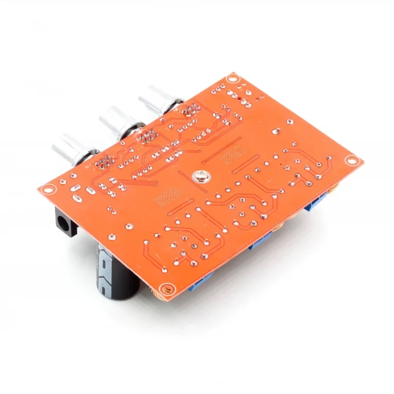 Vaizdas su XH-M139 modulio nugarėle, įskaitant jungtis ir takus