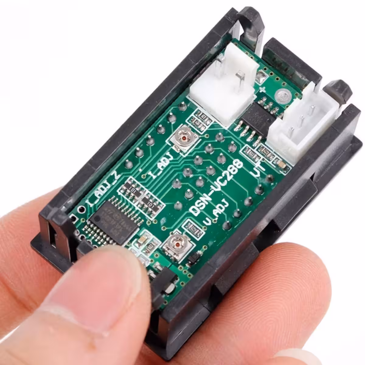 Panelės ekranas įtampai ir nuolatinei srovei