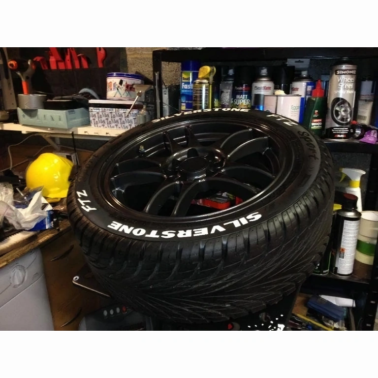 Markeris su baltomis dažų dažais ir 2 mm rašymo galu