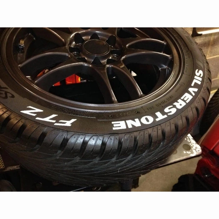 Nuolatinis baltas markeris su greitu džiūvimu, aiškiai rašyti