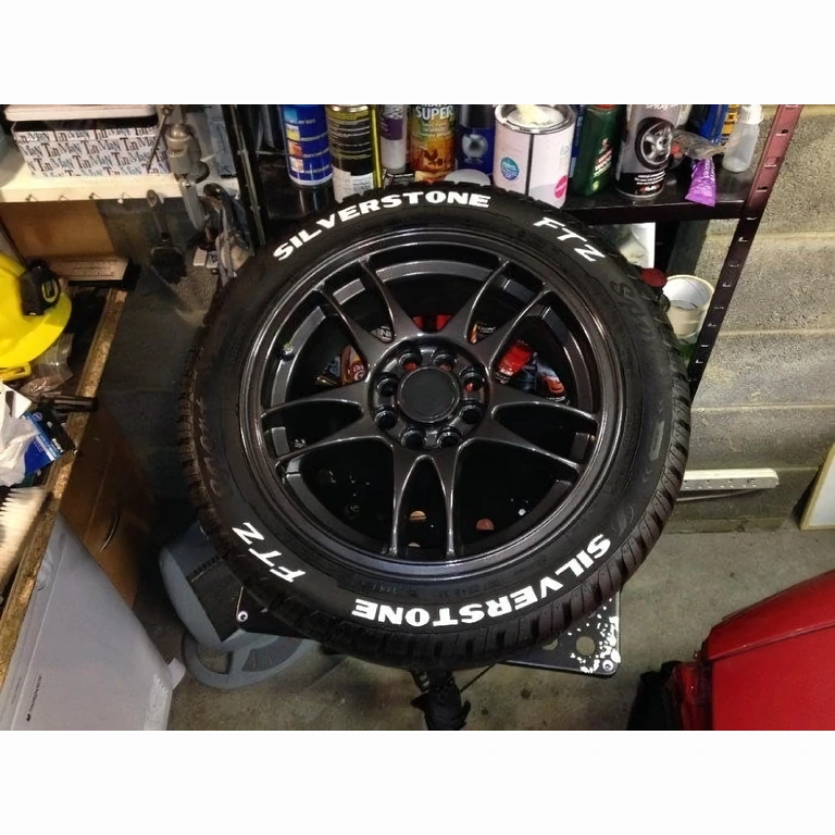 Patvarus baltas markeris rašyti ant padangų šoninių sienelių