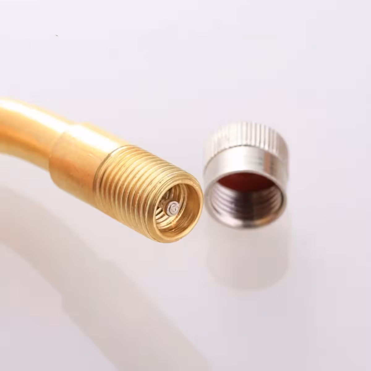 Tvirtas padangų vožtuvo prailginimas automobiliams ar sunkvežimiams