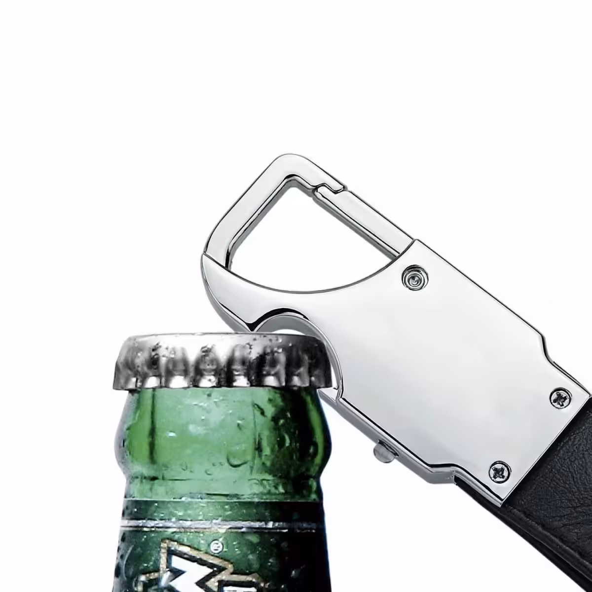 Juoda odinė raktų pakabėlė su integruotu alaus atidarytuvu