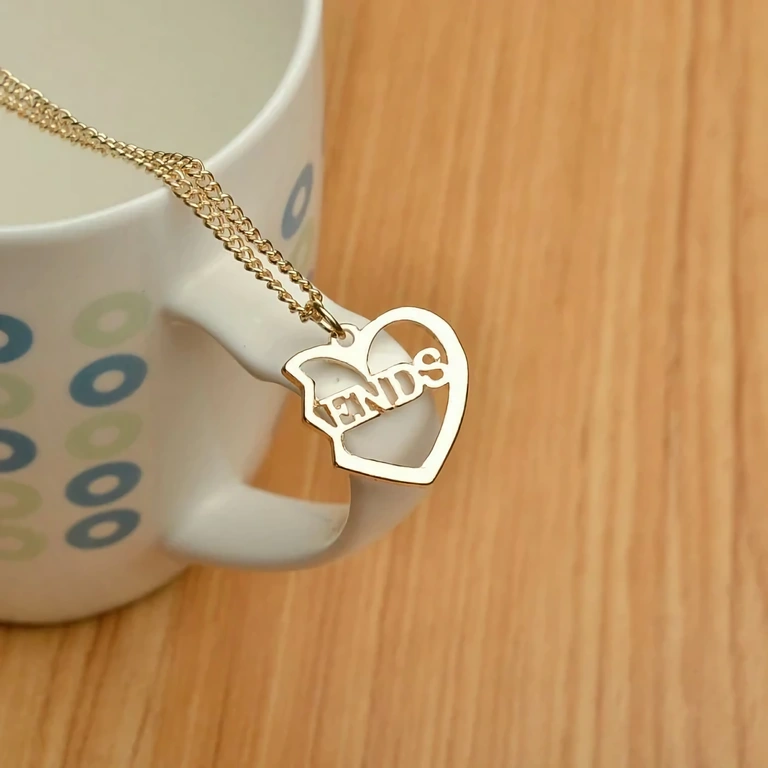 Auksiniai Best Friends Forever pakabukai rinkinys Trys auksiniai „geriausių draugų“ pakabukai – širdies pakabukai