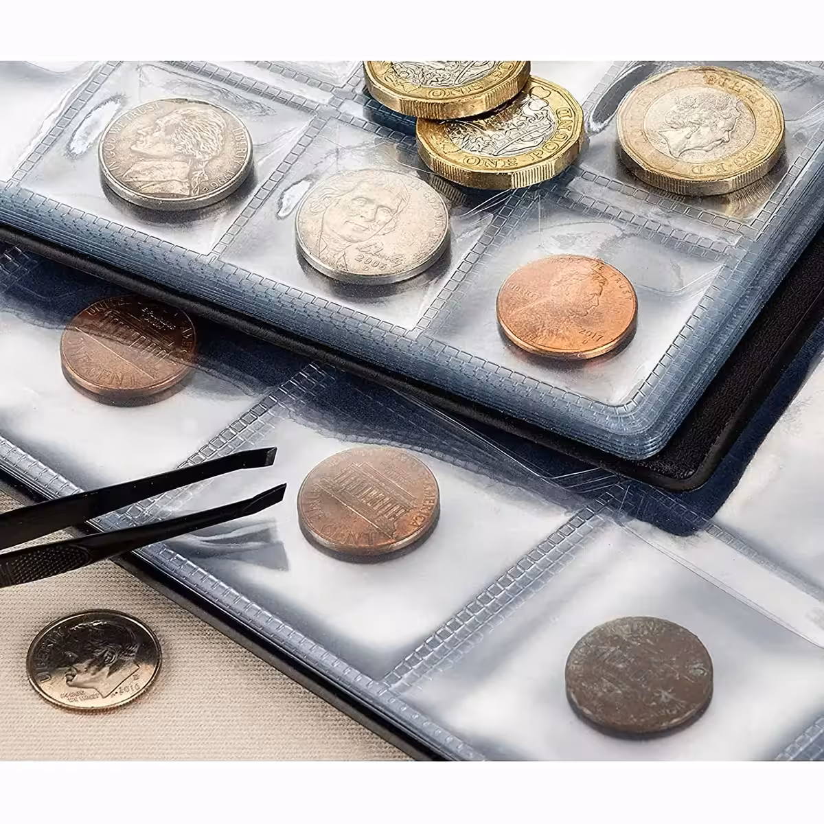 Monetų laikiklis su individualiomis kišenėmis ir saugos skląsčiais