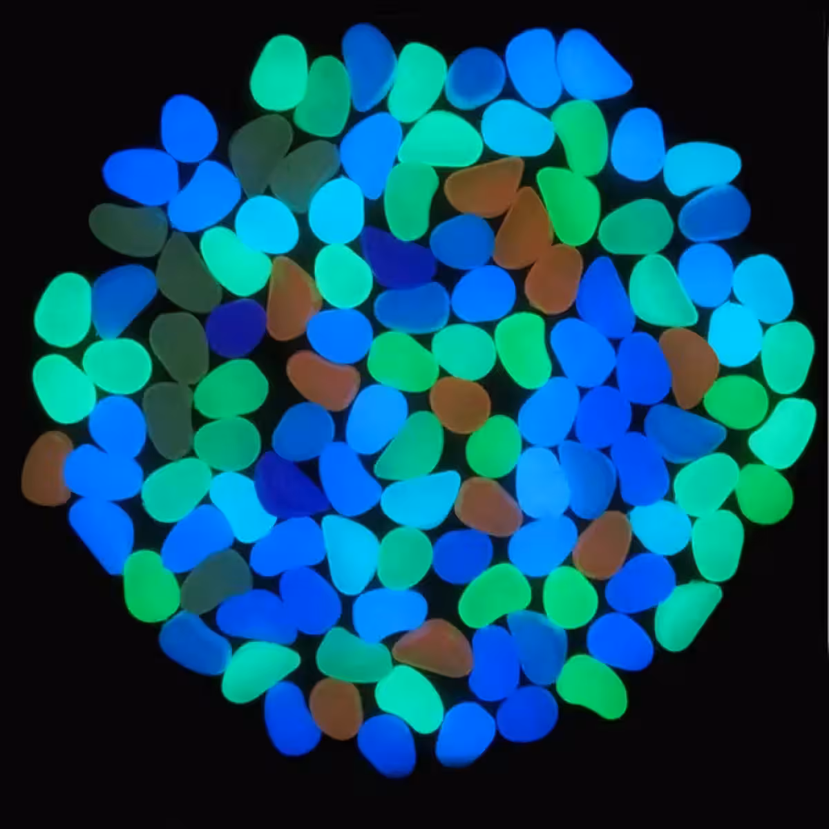 Švytinčios dekoratyvinės akmenėlės sodo apšvietimui