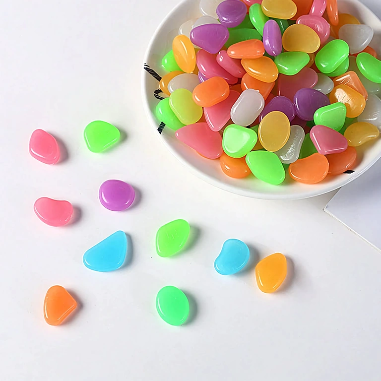 100 vnt. švytinčių akmenų rinkinys Dekoratyvinis paketas su 100 švytinčių akmenėlių