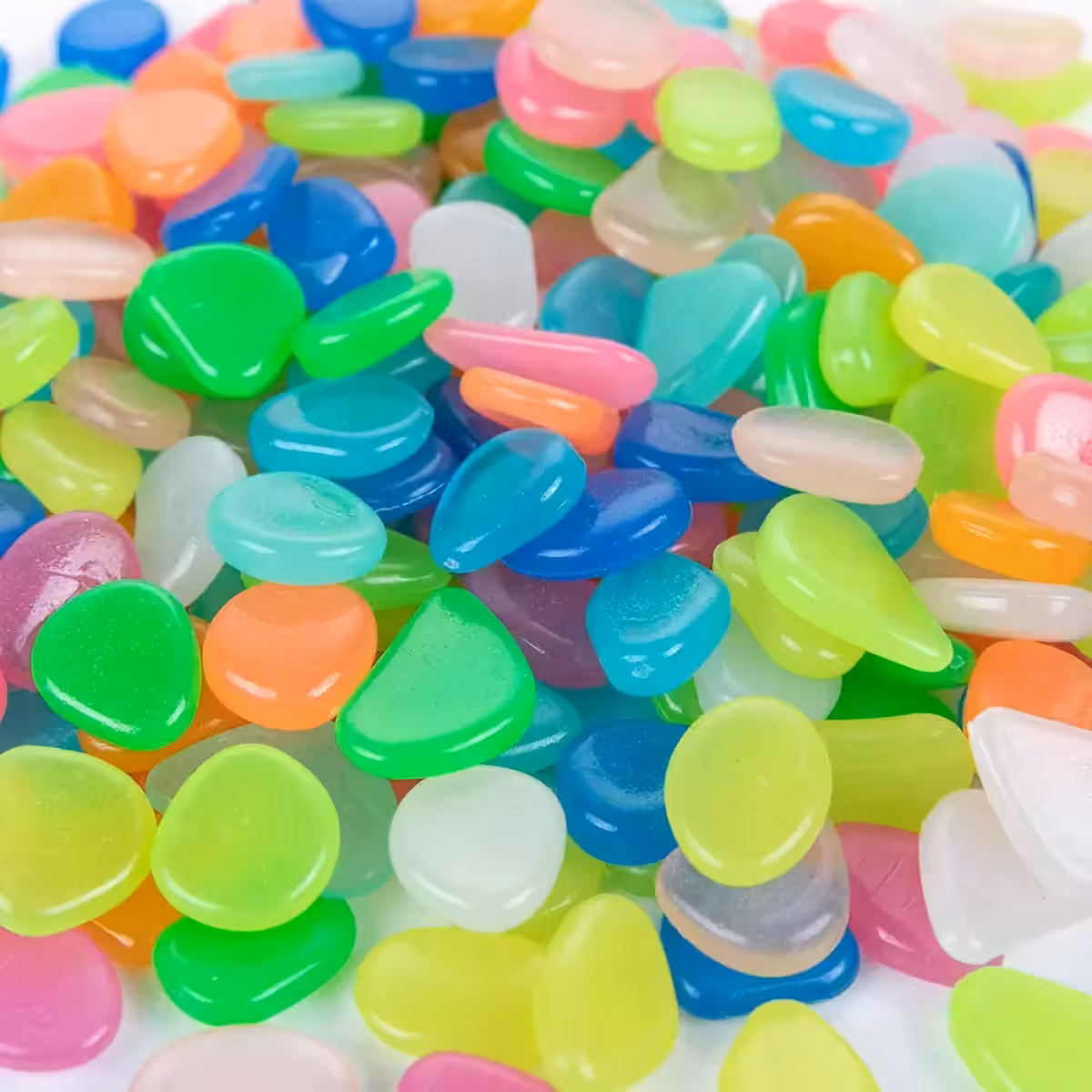 Švytinčios akmenėlės naktiniam apšvietimui