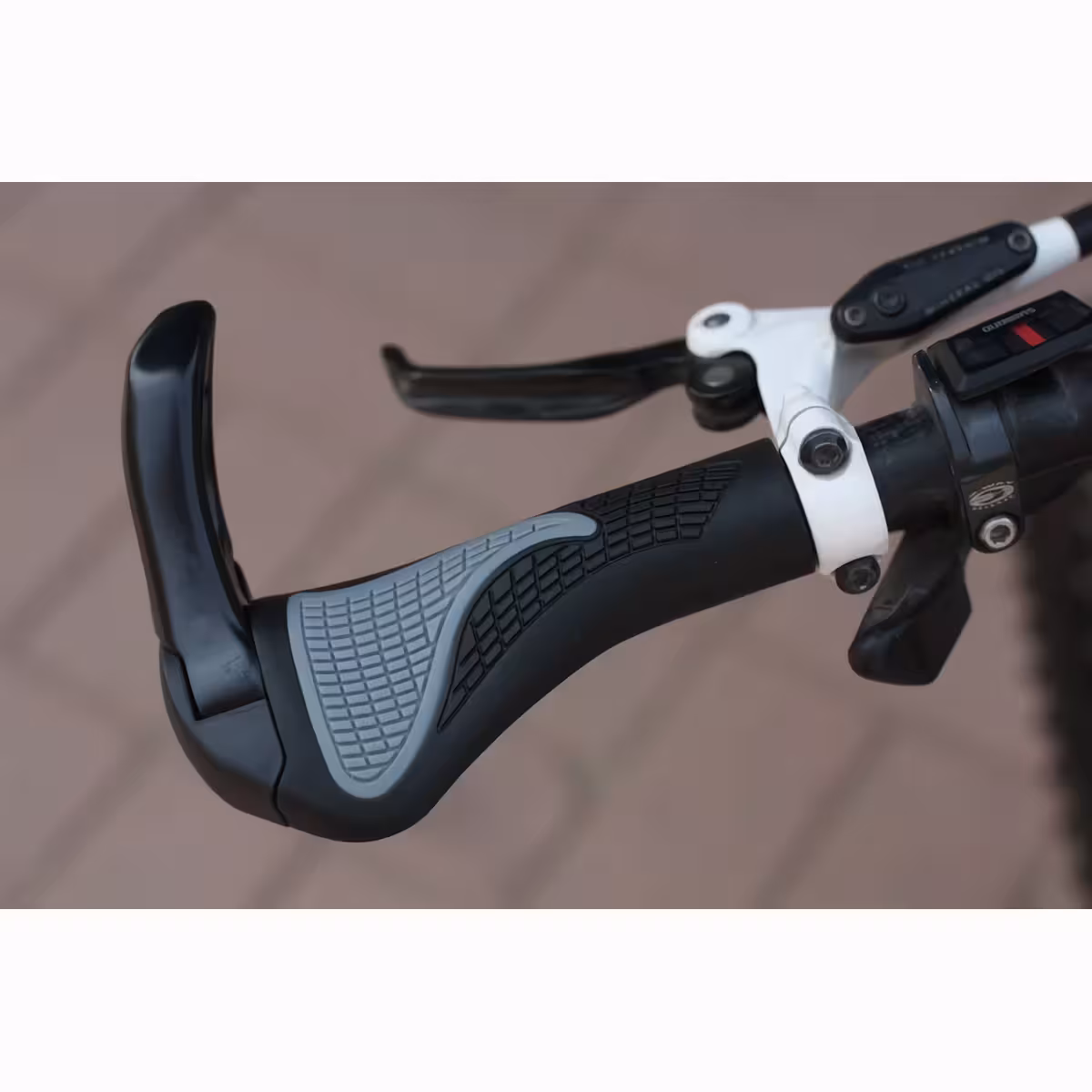 Rankenos ilgiems maršrutams, mažina vibracijas ir delnų skausmą