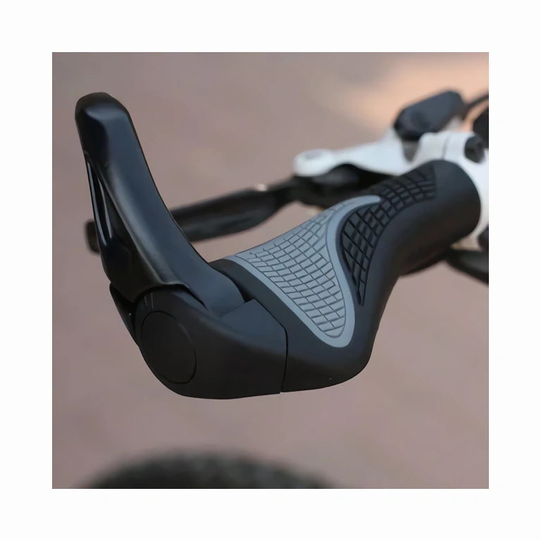 Juodos dviračio rankenos su guminiais tvirtinimais Paprasti ir efektyvūs gripai miesto ar kalnų dviračiams