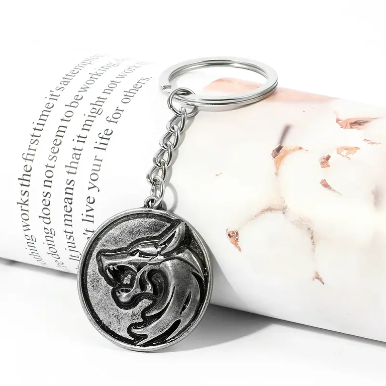 Vilko galvos pakabukas ir grandinėlė The Witcher Metalinis grandinėlė ir pakabukas su vilko galva The Witcher, antikinio stiliaus