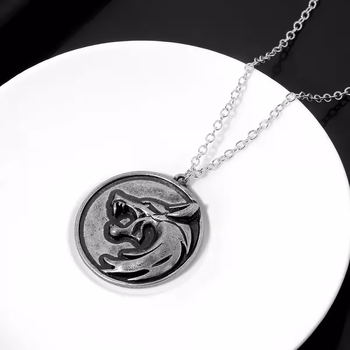 Fantazijos aksesuarai su vilko simboliu, įkvėpti Witcher visatos