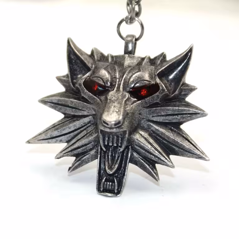 The Witcher Wild Hunt pakabukas grandinėlėje – Sidabrinis senovinis medalionas su juodomis arba raudonomis akimis