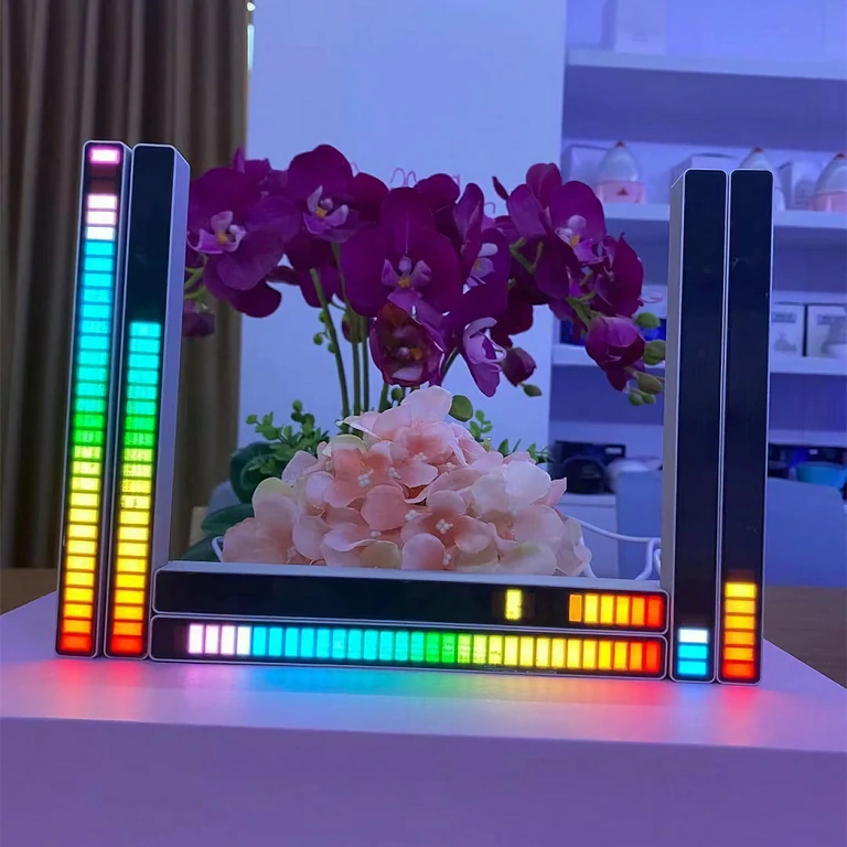 RGB LED juosta ideali žaidimams, su šviesos efektais sinchronizuotais su muzika