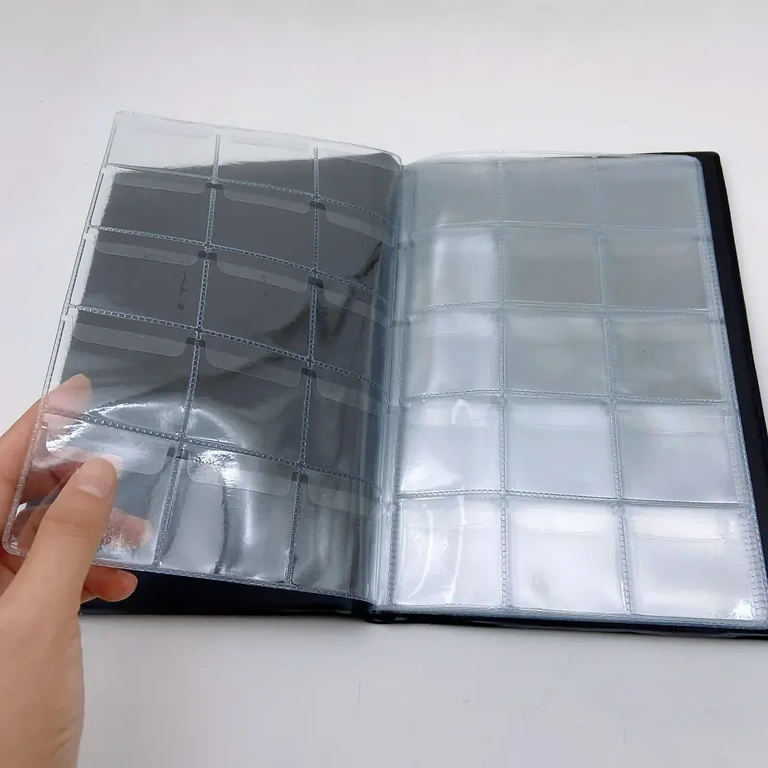 Albumas su tinkleliais ir skląsčiais monetų saugiam laikymui