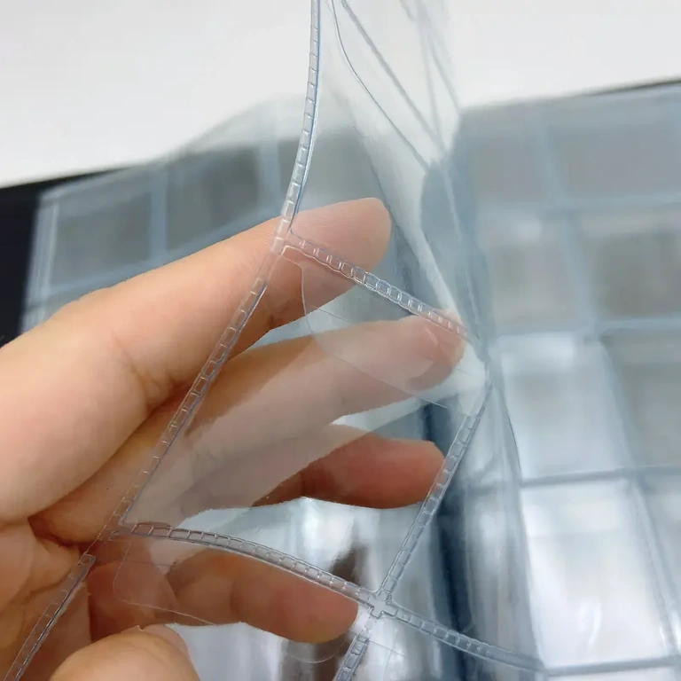 Tvirtas albumas iš sintetinės odos monetų laikymui