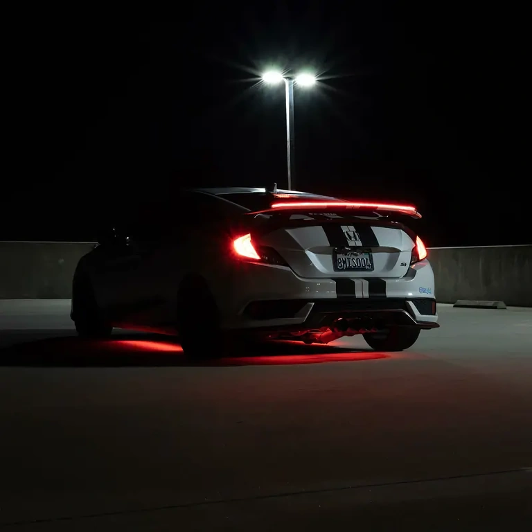 Spoileris su LED stabdžių šviesa, montuojamas ant bagažinės