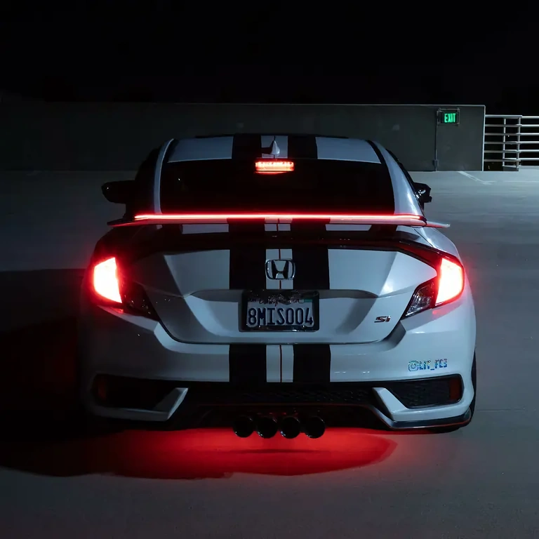 Spoileris bagažinei su LED juosta ir integruota stabdžių šviesa