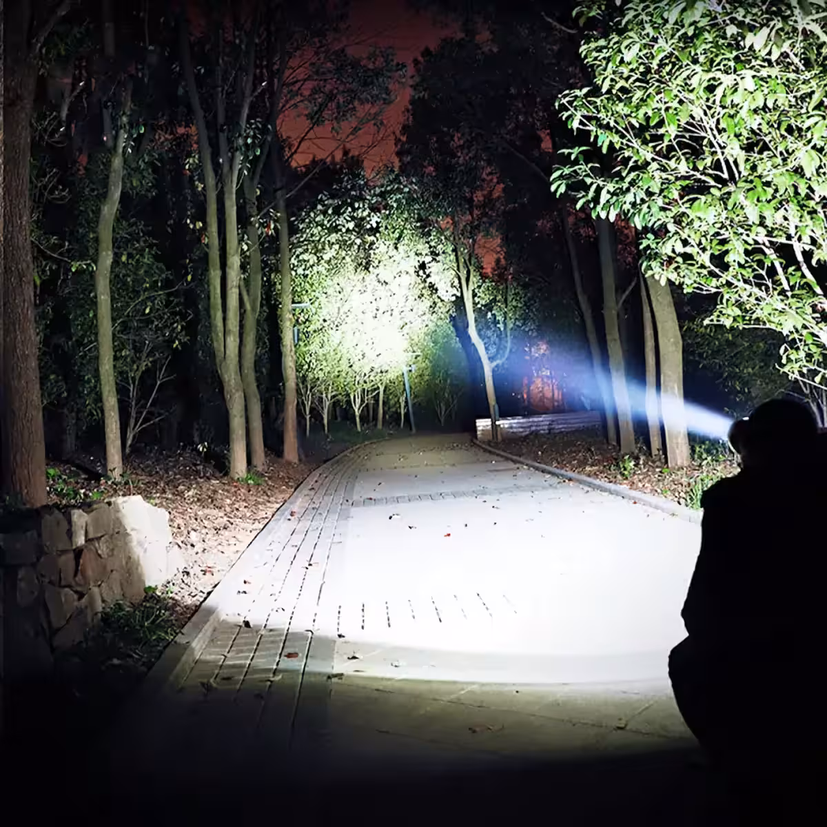 Galvos žibintas su LED, idealus darbui tamsiose vietose