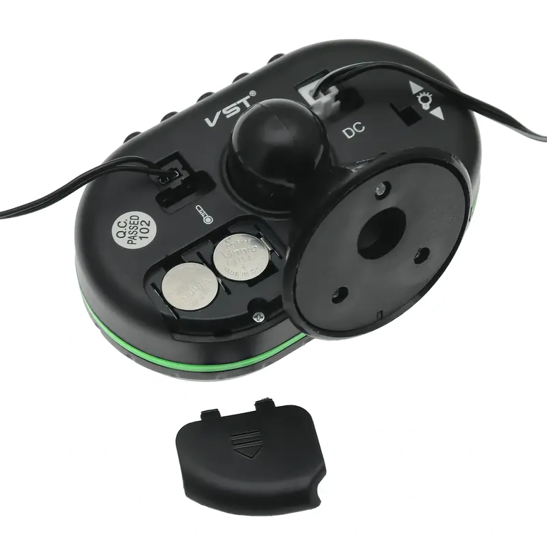 Skaitmeninis voltmetras su temperatūros sensoriumi automobiliui