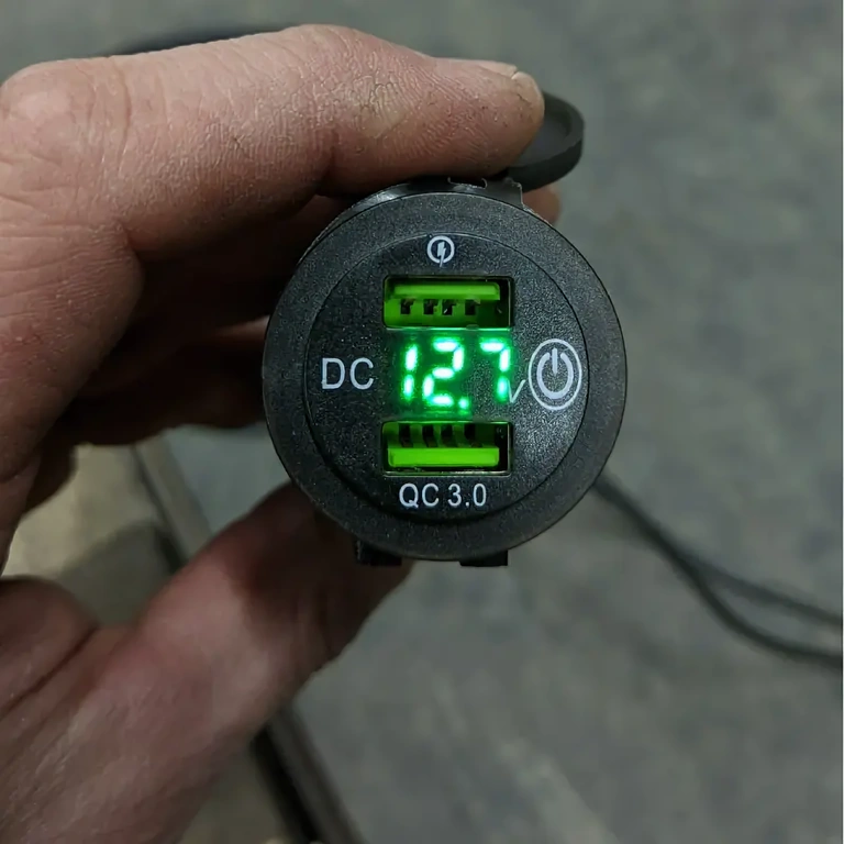 Dvigubas USB įkroviklis motociklo ir dviračio vairo montavimui