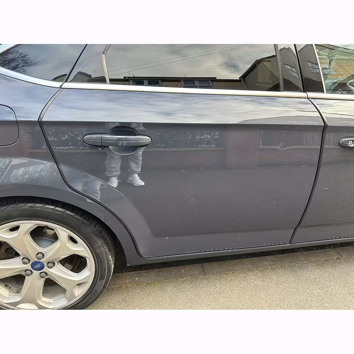 Lanksti juosta durų kraštų apsaugai