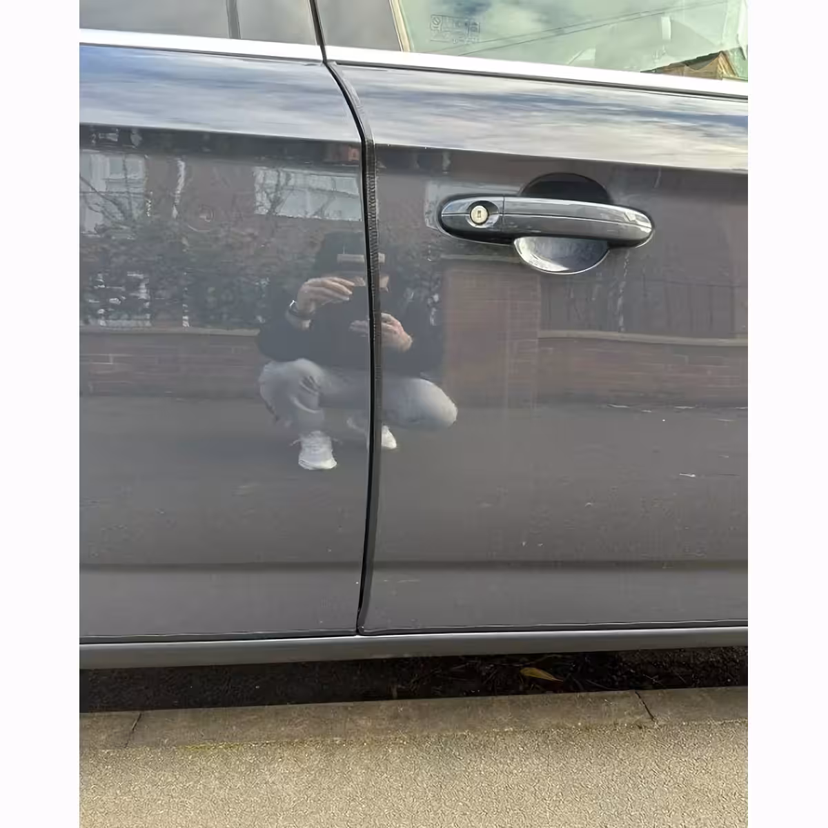 Juoda juosta durų kraštams nuo įbrėžimų ir smūgių