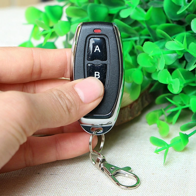 Kompaktiškas modelis su 2 mygtukais, veikia 433MHz dažniu, mokymosi kodas 1527