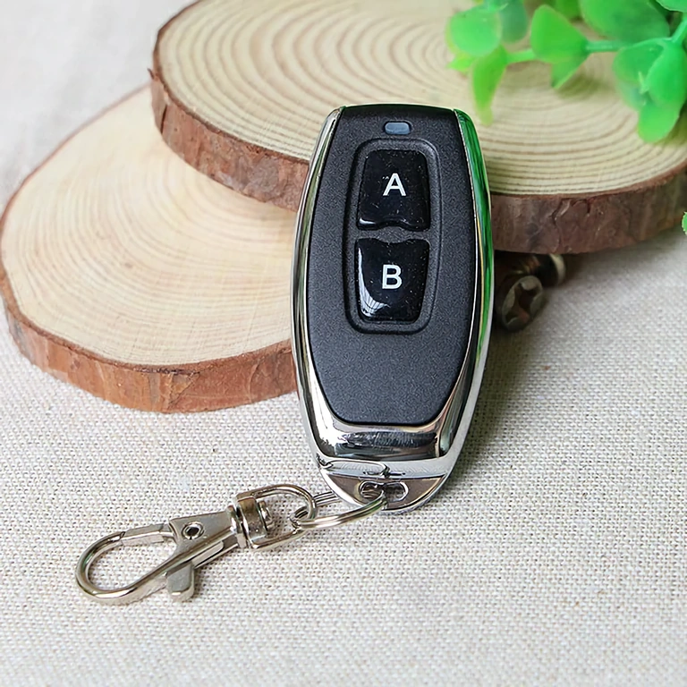 Mažas, lengvai nešiojamas nuotolinio valdymo pultas automatikos sistemoms