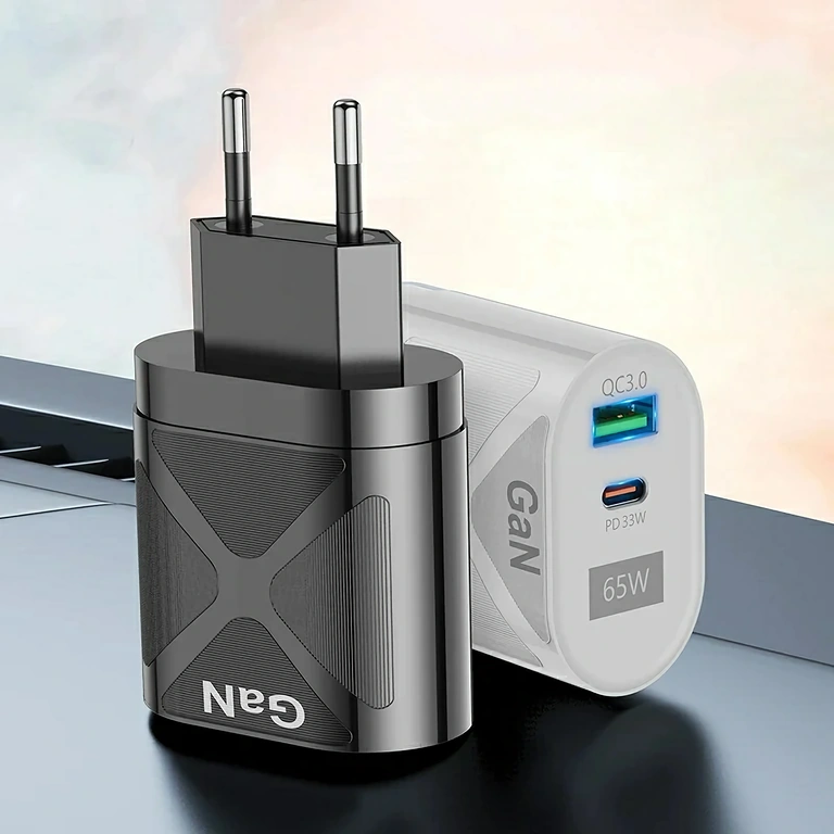 PD+QC3.0 įkroviklio priekinis vaizdas GaN įkroviklis su Power Delivery ir Quick Charge 3.0 – priekinis vaizdas