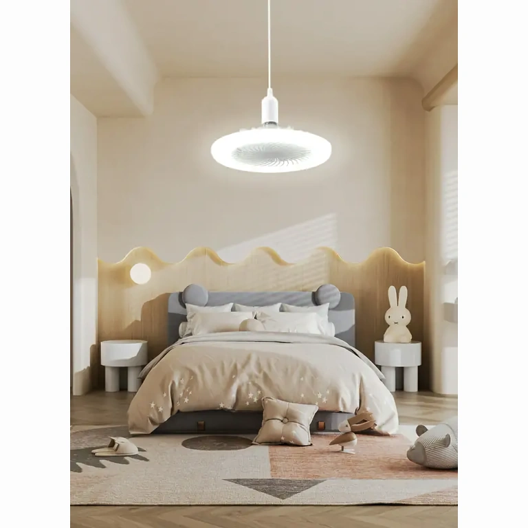 Išmanusis ventiliatorius su apšvietimu kambariui Lubų ventiliatorius su reguliuojama šviesa ir išmaniosiomis funkcijomis, sumontuotas kambaryje